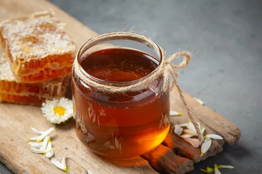 Но несмотря на все его преимущества, следует помнить, что мед — это продукт с высоким содержанием сахара и калорий. Поэтому при его использовании важно соблюдать умеренность. Добавьте чайную ложку меда в чай или овсянку, но избегайте его излишнего потребления.