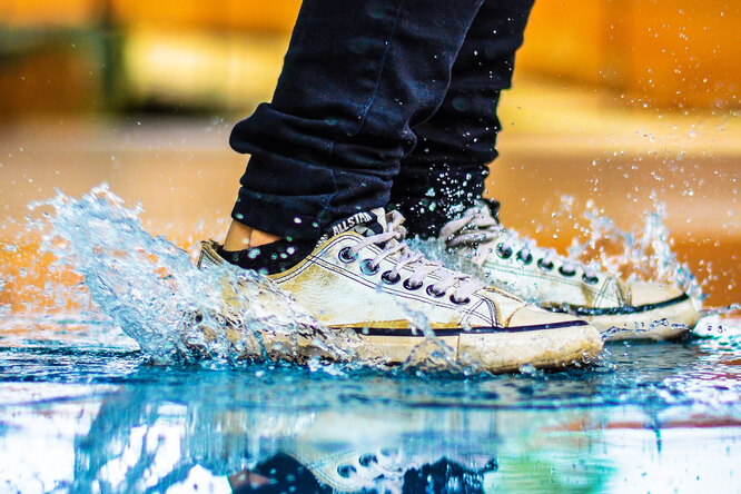 Рассказываем, как быстро высушить кроссовки: 7 проверенных способов