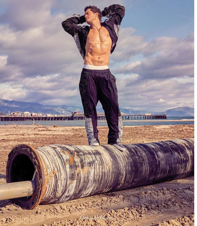 46-летний Орландо Блум показал стальной пресс