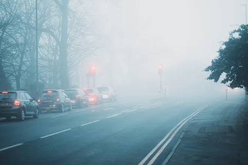 Управлять машиной в туман нужно предельно осторожно.