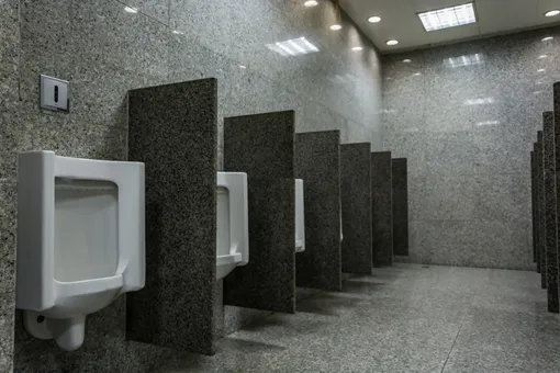 Почему нужно использовать первую кабинку в общественном туалете?