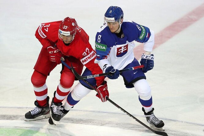 Хоккеист российской сборной отбил шайбу головой во время матча