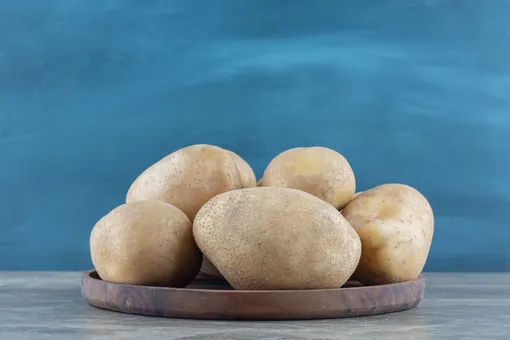 Самый абсурдный лайфхак прошлого: зачем хозяйки в XIX веке стирали белье картошкой вместо мыла?