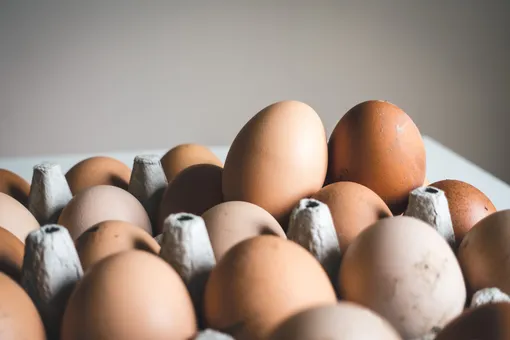 Как определить свежесть яйца при помощи бумаги?