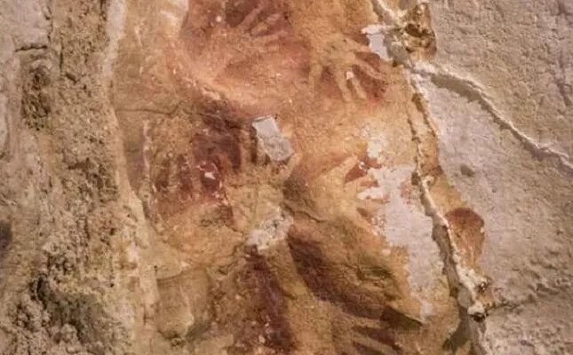 А вот в случае наскальной живописи самыми древними считаются картины, найденные в пещерах на острое Сулавеси, в восточной части Борнео. По словам ученых, эти рисунки не младше 40 000 лет. Картины представляют собой трафареты ладоней и рисунки местных животных. Возраст одного из них, названного «Бабируса», составляет 35 400, что делает его самой старой известной работой по изобразительному искусству. До этого старейшими считались изображения животных позднего палеолита, найденные в пещере Шове во Франции. Их возраст археологи оценивают в 30 000 32 000 лет.