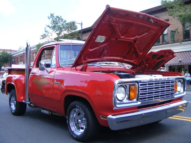 Dodge Lil Red Express первый пикап-маслкар, 1978-1979. Производители пикапов и без того старались снабжать свои модели мощными двигателями, но Lil Red Express задрал планку до небес. Двигатель на 225 л.с. и невероятный внешний вид обеспечили этому автомобилю репутацию первого маслкара среди пикапов.