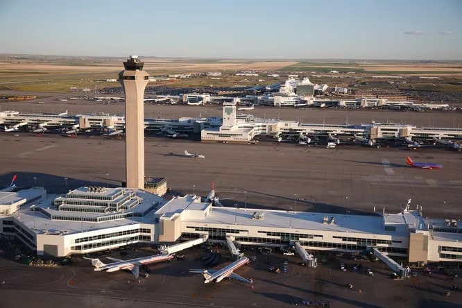 Международный аэропорт Денвера. С площадью в 140 кв. км. этот аэропорт выходит на первое место по размеру в США и на второе - во всём мире. Объёмы пассажирских перевозок и трафику не рекордные, но вполне впечатляют 50 миллионов людей в год и 600 тысяч вылетов/посадок.