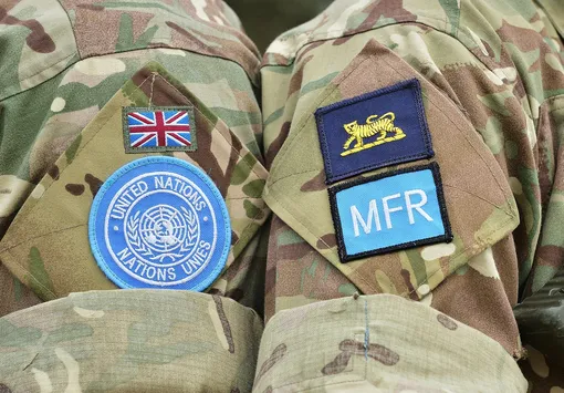 Бойцы ООН носят голубые каски и того же цвета нашивки