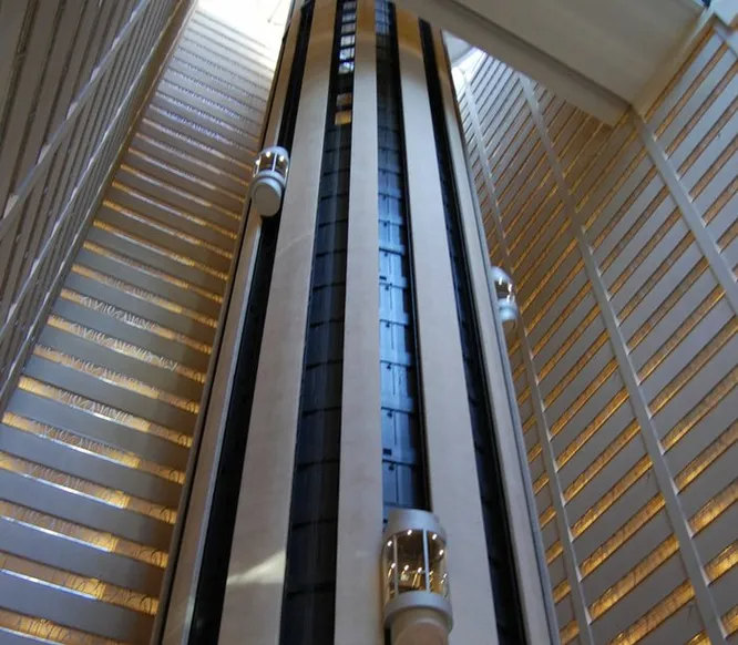 Самому высокому в мире зданию   828-метровому небоскребу «Бурдж-Халифа» в Дубае   принадлежит еще один мировой рекорд. Здесь работают 2-этажные лифты с самой протяженной дистанцией подъема   504 метра. А вот в скорости (10 м/сек или 36 км/час) они занимают лишь третье место, уступая Тайбэю 101 (60,6 км/ч) и японскому небоскребу Yokohama Landmark Tower (45 км/ч). 