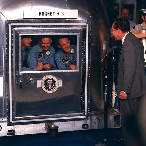 По прилету на Землю экипаж «Аполлона-11» общался с миром только через стекло спецфургона. Даже с президентом Никсоном.