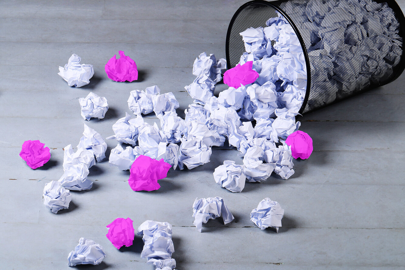 Новый год в италии традиции выбрасывать старые вещи. Стоит ли выбрасывать старые игрушки. Кладовка с хламом. Хлам в квартире. Стоит ли выбрасывать старые игрушки.