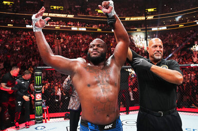 Боец UFC оригинально отпраздновал победу на ринге: он снял шорты и бросил кубок в толпу