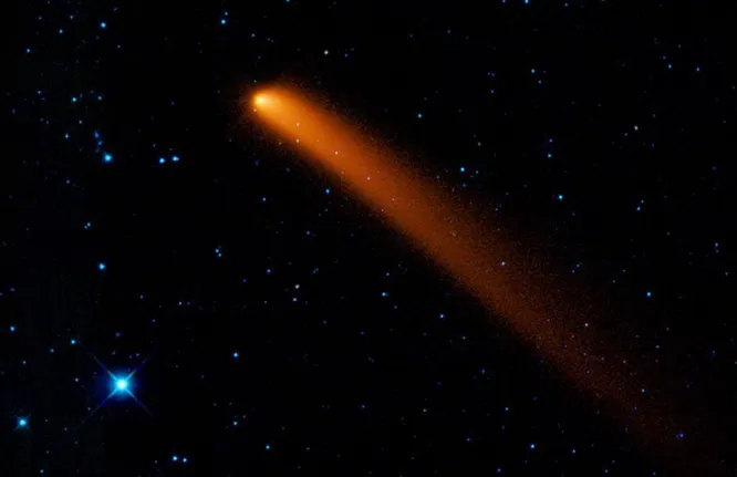 Комета C/2007 Q3 (Siding Spring). Снимок был сделан инфракрасным космическим телескопом НАСА Wide-field Infrared Survey и обнародован 17 февраля 2010 года.