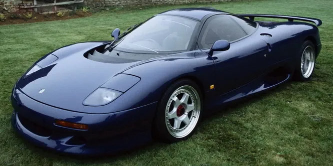 Jaguar XJR-15 (1990). В своё время Jaguar XJ220, несмотря на многочисленные недостатки и провал в продажах, стал легендой. Но это был не единственный суперкар, который Jaguar выпустила в 90-х. XJR-15 базировался на Jaguar XJR-9LM, гоночной машине, выигравшей Ле-Ман 1988-го, с двигателем V12 объёмом шесть литров.