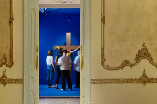 Голый Трамп и «Моча Христа»: в Испании открылся Музей запрещенного искусства со скандальными экспонатами