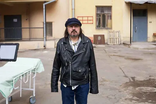 Служил в Афганистане, винил себя в смерти Бодрова и водил домой бездомных: необычные факты об Алексее Балабанове