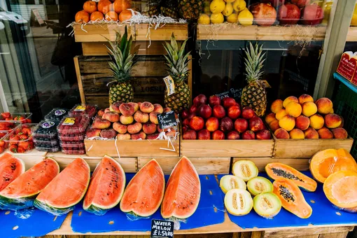 Как фрукты и ягоды мешают похудеть — объясняет врач