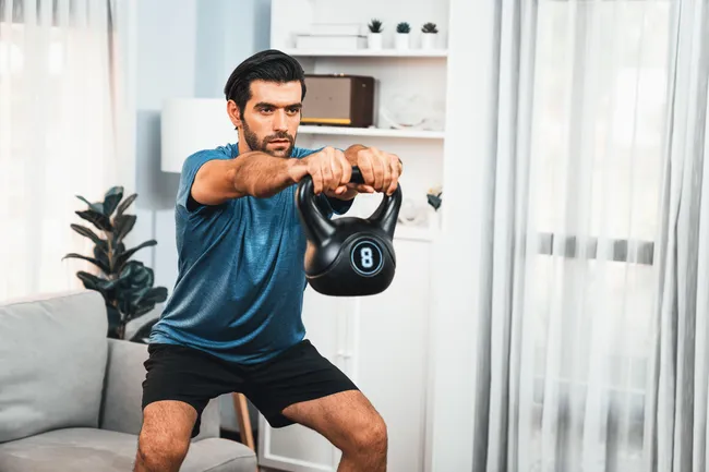 Домашняя тренировка с гирей: 5 лучших упражнений для мужчин