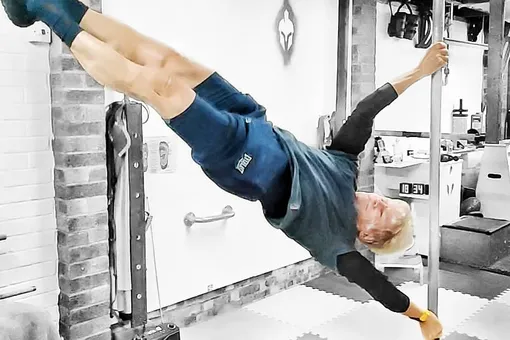 Не всякий молодой спортсмен осилит: челлендж, с которым легко справляется 70-летний гимнаст
