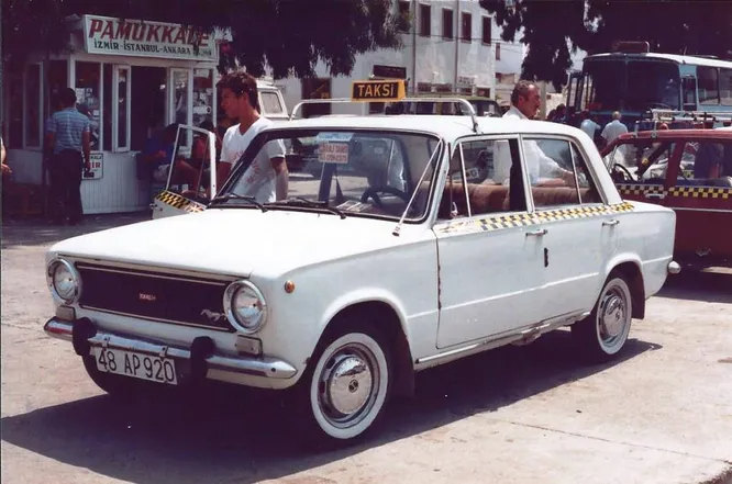 Раз уж вспомнили Tofaş, с него и начнём. Завод был основан по лицензии Fiat в 1968 году, и в 1970-м выпустил первый Tofaş Murat 124 (он же ВАЗ-2101, как нетрудно догадаться). Сегодня завод отказался от собственного бренда и существует как сборочное производство Fiat, а также Chrysler, Peugeot и ряда других марок. На иллюстрации   модель Murat 124 выпуска 1974 года.  