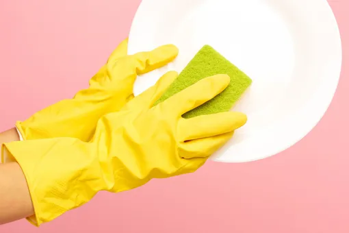 Почему опасно мыть посуду губкой: вы вряд ли задумывались об этих страшных последствиях
