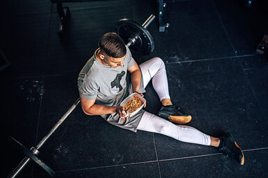 Что съесть после тренировки, чтобы нарастить мышечную массу: 3 самых важных компонента