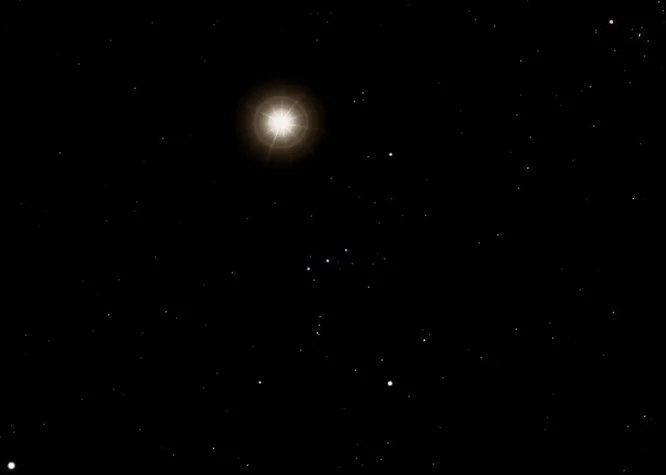 Бетельгейзе. Одна из крупнейших звёзд, известных современным астрономам, диаметром тысячекратно превосходящая Солнце. Помещённая на место нашей звезды, она заполнила бы орбиту Марса, а возможно дотянулась бы и до Юпитера.  
