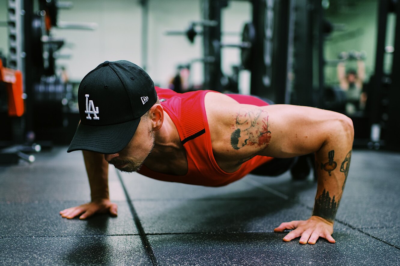 Можно ли тренироваться голодным. 1000 Отжиманий блоггер. Конан отжимания эмоция. Отжимания на пальцах. 30 Дней воркаута.