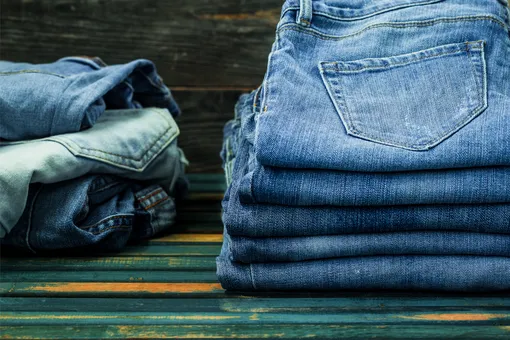 Какие джинсы сейчас в моде и где их покупать: 7 актуальных пар на каждый день