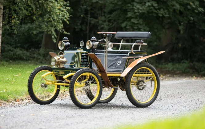 Vivinus одна из первых бельгийских автомобильных фирм. Строила собственные машины с 1895-го (!) по 1912 год. После разорения основатель Алексис Вивинус перешёл на работу в компанию Minerva. На снимке модель Vivinus 3&frac12;HP Two-Seater Voiturette 1899 года.