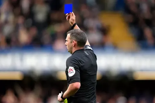 В футболе введут синюю карточку, за которую будут удалять на 10 минут: вот как это работает