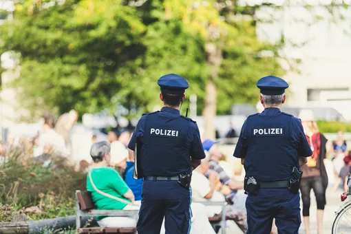 В одних трусах: полицейские Баварии пожаловались на дефицит униформы