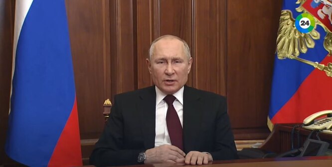 Обращение Владимира Путина к россиянам 21 февраля 2022 года. На его руке, судя по всему, новые часы, поскольку на них не просматривается большая дата на позиции «6 часов»