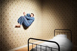 Думали, ваш сон спокоен? Сонный паралич, падение в пропасть и еще 4 явления, которые случаются с нами во время сна