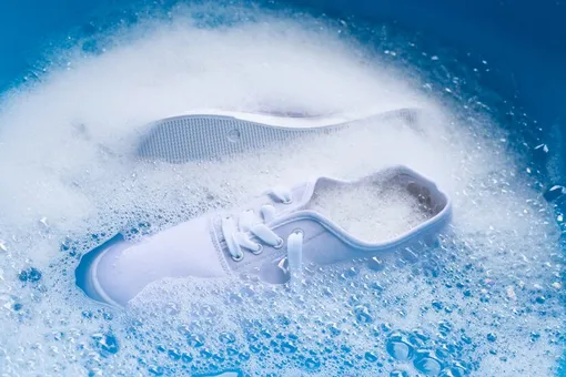 Прежде чем приступить к ручной стирке, нужно замочить тканевые кроссовки в воде на 10-15 минут. Плотная ткань должна намокнуть, чтобы очистить грязь было легко.