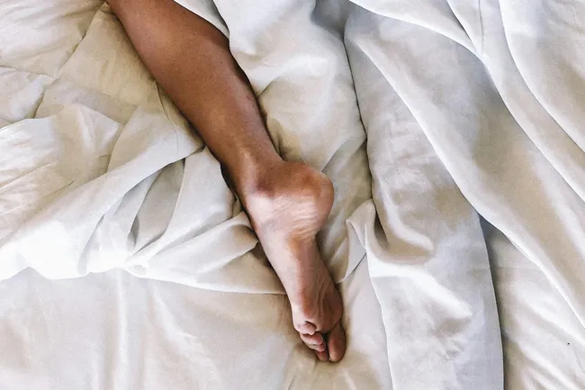 Как распознать инсульт по пальцам на ногах: явный признак, на который никто не обращает внимания