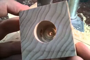 Как поместить стальной шар внутрь цельного деревянного куба: видео