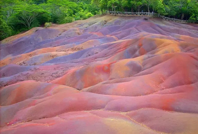 Семицветные пески, Маврикий. На юго-западе острова расположена небольшая местность, состоящая из песчаных дюн семи разных цветов. Необычный песок возник из базальта, обратившегося сначала в глину, затем в ферраллитную почву.  