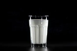 Насколько опасно пить кислое молоко