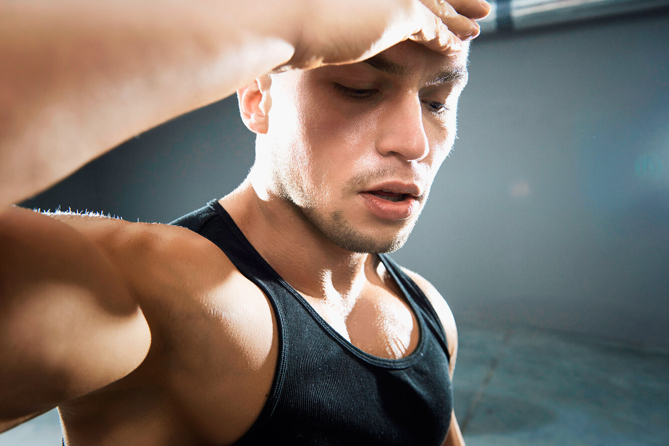 Кружится голова во время тренировки. После тренировки кружится голова. Мужские развлечения. Фото Серкан мышцы. Sweaty man.