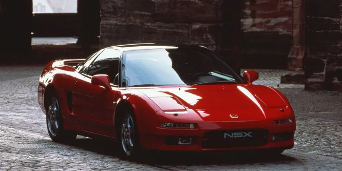 1990 Honda/Acura NSX. В конце 80-х никто не ожидал, что компания Honda попытается превзойти Ferrari (или по крайней мере посоревноваться с ней где-то, кроме гоночной трассы F1). Но вышла NSX и составил как минимум достойную конкуренцию.