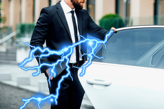 Почему бьет током от ручки двери?