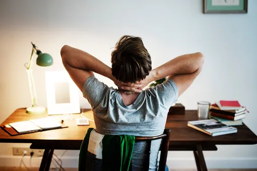 Как снять напряжение в шее: выполните упражнение, для которого можно даже не вставать со стула