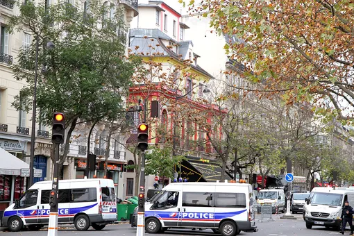 Полиция возле театра «Батаклан» во время захвата