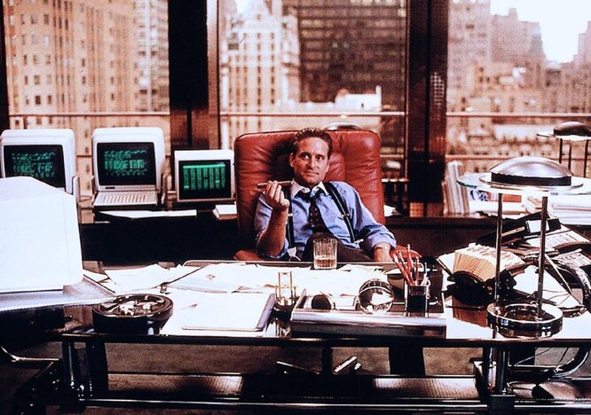 Гордон Гекко, герой Майкла Дугласа, даже украсил главный постер фильма «Уолл-стрит», несмотря на то, что главную роль в нем исполнил Чарли Шин