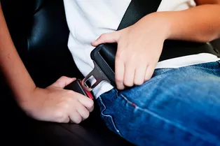 В какой ситуации запрещено пристегиваться ремнями безопасности в автомобиле?