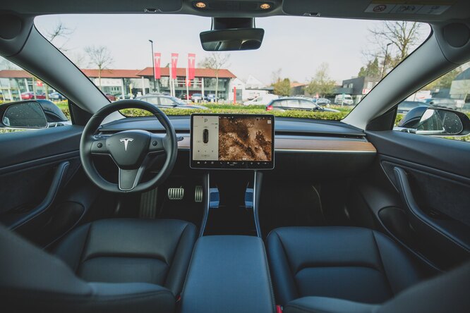 Видео: американец разбил монитор управления Tesla, чтобы проверить работу машины Видео: американец разбил монитор управления Tesla, чтобы проверить работу машины