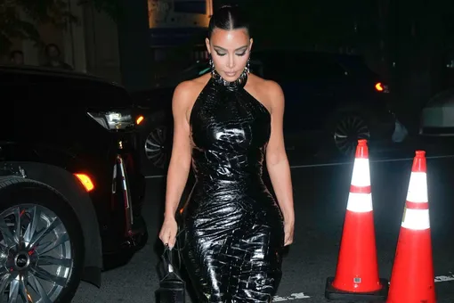 Ким Кардашьян показала свои формы в облегающем черном платье: это стоит вашего внимания
