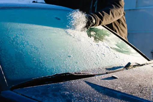 Как убрать лед с лобового стекла и не поцарапать автомобиль?