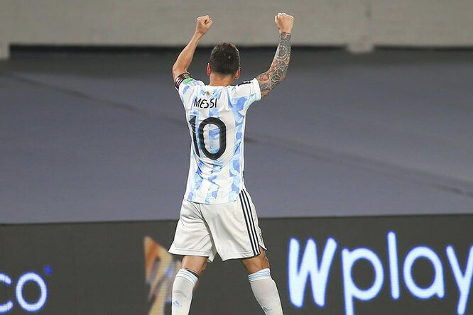 Видео: Месси забил курьезный гол в ворота Уругвая и стал новым рекордсменом Южной Америки